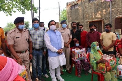 नरोत्तम मिश्रा ने दतिया में 700 परिवारों को वितरित की नि:शुल्क खाद्य सामग्री