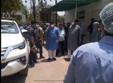 कोरोना प्रभारी मंत्री ने किया अस्पताल का निरीक्षण, अव्यवस्था पर जताई नाराजगी