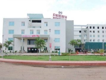 चिरायु अस्पताल ने उड़ाई सरकार के आदेश की धज्जियां, डॉक्टर बोले यहां सरकार के आदेश नही चलते