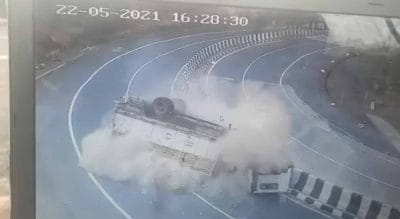 Road Accident : डिवाइडर में घुसा तेज रफ्तार ट्रक, हुए दो टुकड़े, सीसीटिव में कैद हुआ हादसा