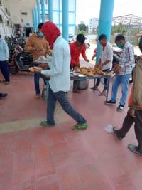 सिंगरौली : ट्रॉमा सेंटर में दो टाईम का भोजन वितरण कर रही पुलिस, हर कोई कर रहा तारीफ