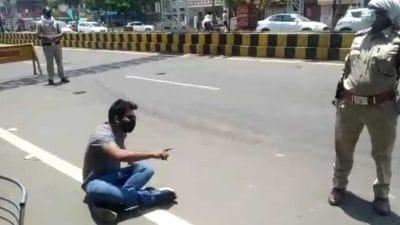 कोरोना कर्फ्यू : महिला थाना प्रभारी ने थप्पड़ मारा तो बीच सड़क पर बैठ गया युवक