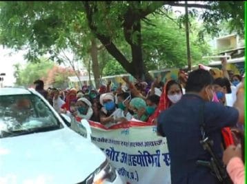 गृह मंत्री डॉ. नरोत्तम मिश्रा की गाड़ी का आशा कार्यकर्ताओं ने किया घेराव, नियमितीकरण की मांग की