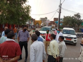 SDM ने सड़कों पर घूमकर चालान काटे, दुकानदारों को तीन दिन में वैक्सीन लगवाने के निर्देश