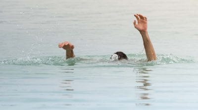 प्रेम प्रसंग के चलते युवक ने लगाई नर्मदा में छलांग, गोताखोरों ने बचाई जान