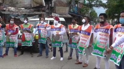 छिंदवाड़ा: बढ़ती मंहगाई के विरोध में सड़क पर उतरे कांग्रेस कार्यकर्ता