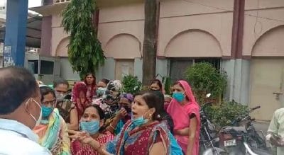 खंडवा में पानी की समस्या को लेकर महिलाओं ने किया नगर निगम का घेराव, जमकर की नारेबाजी