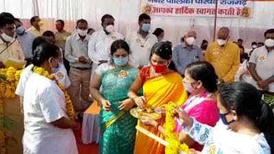 मतदान की तर्ज पर हुआ महा टीकाकरण, कमिश्नर और सांसद ने हरी झंडी दिखा कर टीकाकरण दल को किया रवाना