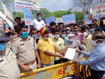 पत्रकार मूलचंद खिंची अपहरण मामले में बंजारा समाज सड़कों पर, कलेक्टर कार्यालय पहुंचकर सौंपा ज्ञापन