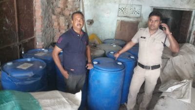 सिंथेटिक दूध बनाने वाले व्यापारी के गोदाम पर छापा, भारी मात्रा में केमिकल जब्त