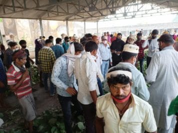 अलीराजपुर : न मास्क न सोशल डिस्टेंसिंग, प्रदेश की सबसे बड़ी आम मंडी में उड़ी कोरोना नियमों की धज्जियां