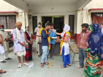 ना बैंड-ना बाजा, प्रेमी जोड़े ने थाने में वरमाला डाल की शादी, पुलिस बने बाराती