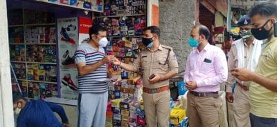 पुलिस प्रशासन ने दुकानदारों को गुलाब का फूल देकर की कोरोना गाइडलाइन पालन करने की अपील