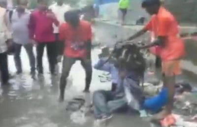 VIDEO VIRAL: ठेकेदार पर भड़के MLA- सड़क पर बैठाकर सिर पर डलवाया नाली का कचरा