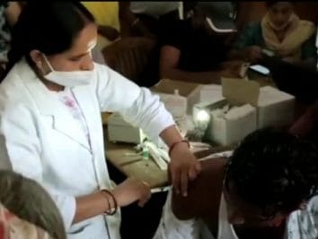 शिवपुरी- बदइंतजामी का आलम, मोबाइल टॉर्च की रोशनी में लगाई वैक्सीन