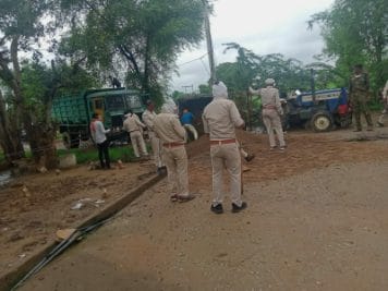 Morena : वन अमले पर रेत माफियाओं ने फिर की फायरिंग, ट्रॉली छोड़ भागे