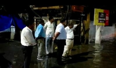 बारिश ने खोली स्मार्ट ग्वालियर की पोल, कमिश्नर ने रात को ही खड़े होकर खुलवाए मेन होल