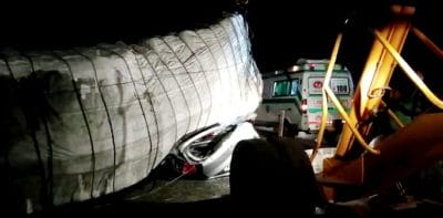 सीहोर में ट्रक पलटा, ट्रक के नीचे दबी कार, पति-पत्नी की मौत