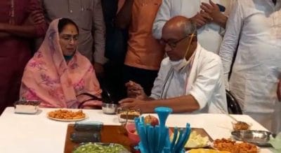 VIDEO: दिग्विजय सिंह ने पत्नी अमृता संग उठाया मालवा के पकवानों का लुत्फ, सरकार पर बरसे
