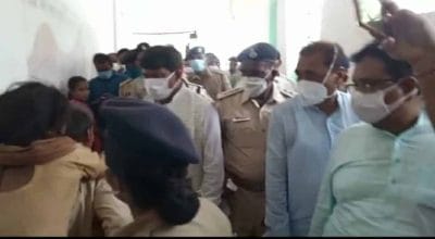 अस्पताल में परिजन के कंधे पर मरीज को देखकर भड़के प्रभारी मंत्री, लगाई फटकार