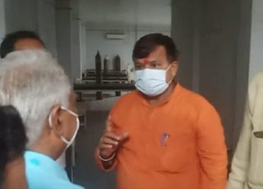 जब मंत्रीजी ने कहा “मैं 21 बार जेल गया हूं”, सिविल सर्जन को दी ये चेतावनी