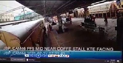चलती ट्रैन में चढ़ने की कोशिश में प्लेटफॉर्म से नीचे गिरी महिला, RPF के जवान ने बचाई जान, देखें वीडियो