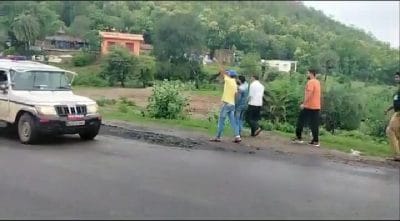 Raisen : मंत्री तुलसी सिलावट के काफिले का कांग्रेस ने किया विरोध, दिखाए काले झंडे