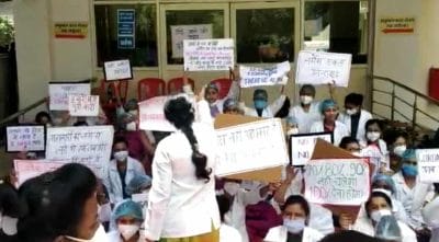 सरकार विरोधी तख्तियां लेकर स्वास्थ्य विभाग की नर्सेस भी उतरी मैदान में