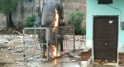 ट्रांसफार्मर में लगी आग, स्थानीय लोगों की मदद से हो सका काबू, देखें Video