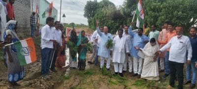 नगर निगम प्रशासन के खिलाफ विरोध प्रदर्शन कर, कांग्रेसियों ने सड़क के बीच कीचड़ में रोपा धान