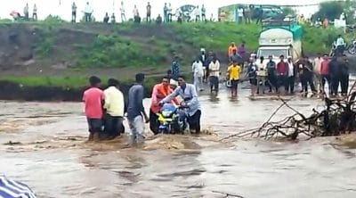 बैतूल में लोगों की लापरवाही आई सामने, जान जोखिम में डाल कर रहे उफनती नदी पार, देखें Video