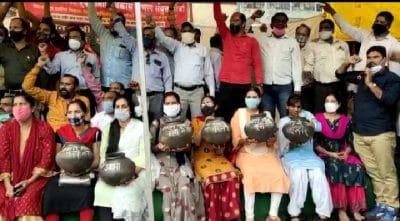 Indore News : पंचायत कर्मचारियों ने सीएम और सरकार के खिलाफ फोड़ी मटकियां