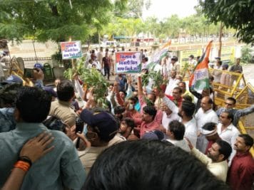 सोयाबीन की खराब हुई फसलों को लेकर देवास में कांग्रेस ने निकाली रैली, कलेक्टर कार्यालय पर हंगामा कर सौंपा ज्ञापन