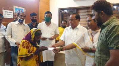 कांग्रेस विधायक अजय टंडन ने किया अपनी वेतन राशि का गरीबों में वितरण