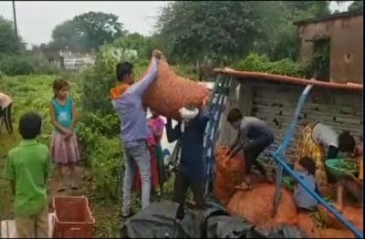 हाईवे पर सब्जी से भरा पिकअप पलटा, तो मिनटों में बन गया भिंडी लूट का नज़ारा