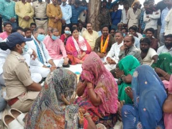 नीमच में मृतक आदिवासी युवक के परिवार से मिलने पहुंची मंत्री उषा ठाकुर, 4 लाख की आर्थिक सहायता दी