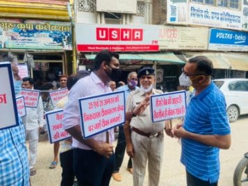 कोरोना वैक्सीन लगवाने एसडीएम ने निकाली रैली, दुकानदारों से टीका लगवाने का किया आग्रह