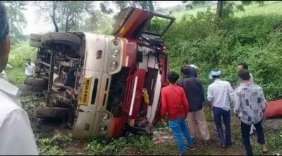 स्टेयरिंग फेल होने से यात्रियों से भरी बस पलटी, हादसे में 30 यात्री घायल, 3 गंभीर