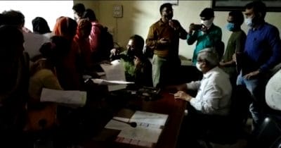 Shivpuri : बिजली खेलती रही आंख मिचौली, अंधेरे में हुई जनसुनवाई