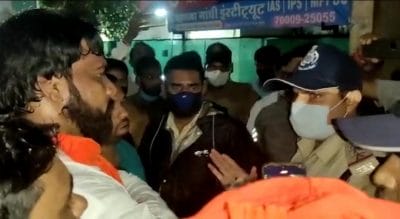 पब में फैशन शो पर हिंदूवादी संगठन का हंगामा, पीछे के रास्ते से युवतियों को निकाला गया बाहर