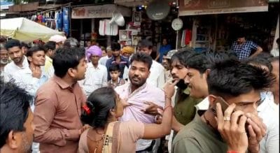 Ratlam News : 2 नाबालिग लड़कियों से छेड़छाड़ के आरोपी को ग्रामीणों ने सरेआम पीटा, वायरल हुआ Video