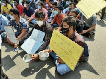 Indore : कटोरा और किताब लेकर अभ्यर्थियों का प्रदर्शन, MPPSC ऑफिस का किया घेराव