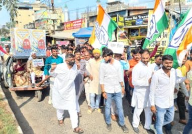 कांग्रेस का अनोखा प्रदर्शन, बिना इंजन की मोदीफाइड कार में लोगों को कराई यात्रा