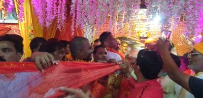 Damoh News: बड़ी माता को चढ़ाई गई विशाल चुनरी, शहर भर के लोग हुए शामिल