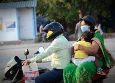 Bike पर बच्चों को बिठाते हैं तो जान लीजिये नए नियम, स्पीड और हेलमेट को लेकर निर्देश