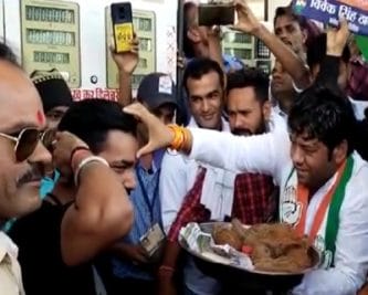 बढ़ती महंगाई के विरोध में कांग्रेस का अनोखा प्रदर्शन, पेट्रोल भरवाने पर लोगों की उतारी आरती