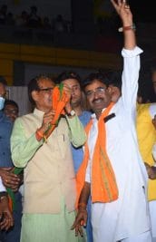 उपचुनाव से पहले कांग्रेस को एक और झटका, CM के मंच पर दिग्गज ने ली BJP की सदस्यता