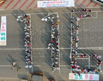 जबलपुर में युवा कांग्रेस का अनोखा प्रदर्शन, बनाई पेट्रोल मूल्य की मानव आकृति