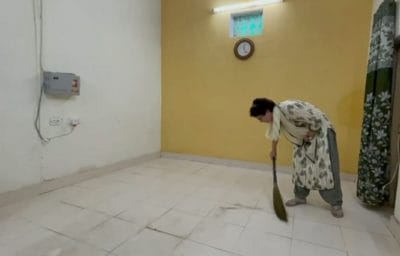 प्रियंका की गांधीगिरी : गेस्ट हॉउस में लगाई झाड़ू, राहुल गांधी ने बढ़ाया बहन का हौसला