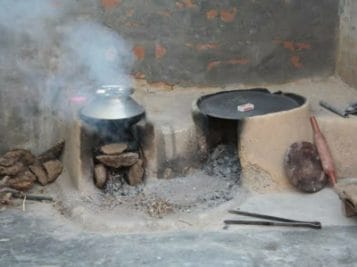 सर्दी में भाए चूल्हे पर सिकी रोटी, पर भूलकर भी ऐसे न सुलगाएं चूल्हे की आग